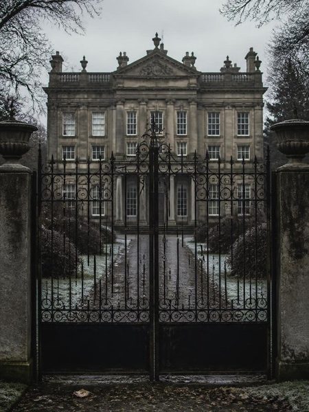 Montgomery Manor, ein Landsitz hinter einem verschlossenen schmiedeeisernen Tor im Winter